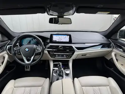 BMW 540d xDrive — Break diesel performant, toit panoramique et sièges massants — cruscotto