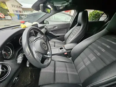 Mercedes-Benz A 180 Night Star — Berline compacte premium, 47'000 km seulement — dashboard