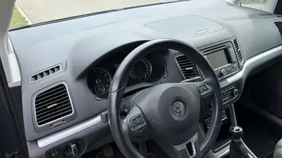 VW Sharan 1.4 TSI Highline — Monospace familial spacieux, moteur efficient — side view