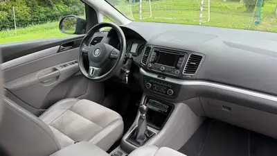 VW Sharan 1.4 TSI Highline — Monospace familial spacieux, moteur efficient — rear view