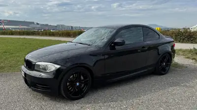 BMW 135i Coupé 2012 — Sportivité pure, 306 ch et design emblématique — fianco