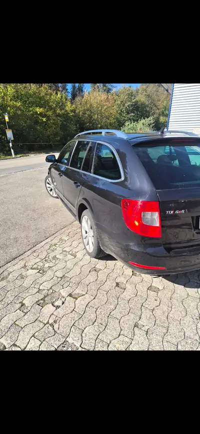 Skoda Superb 2.0 TDI 140 Ambition 4x4 — Break premium, traction intégrale et consommation maîtrisée — side view