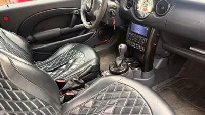 MINI Cooper 2002 — Citadine iconique, moteur fiable, prix attractif — Miniature 7