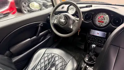 MINI Cooper 2002 — Citadine iconique, moteur fiable, prix attractif — Miniature 9