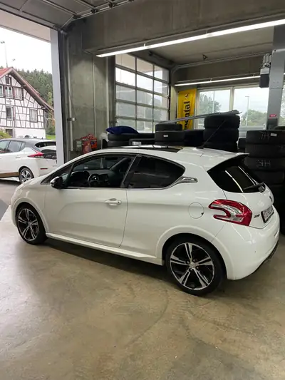 Peugeot 208 1.6 Turbo GTi — Performance sportive et économie d'essence — vue extérieure