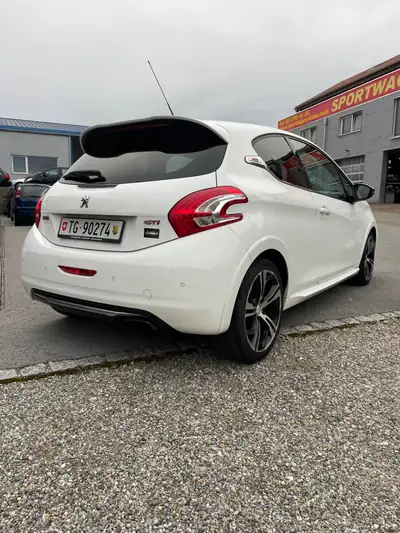 Peugeot 208 1.6 Turbo GTi — Performance sportive et économie d'essence — arrière