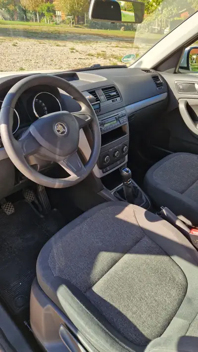 Skoda Yeti 2.0 TDI 110 Active 4x4 — SUV compact robuste, 4 roues motrices et attelage — dashboard