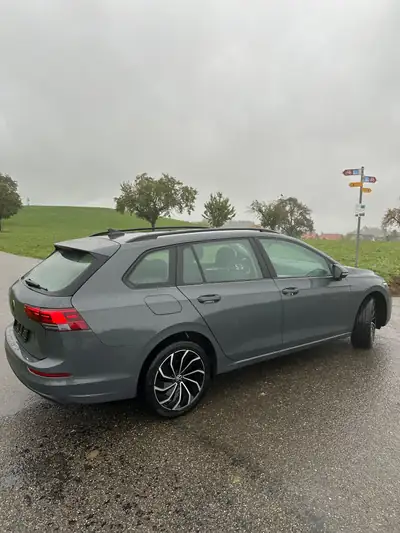 VW Golf 2.0 TDI Life DSG — Break économique, 150 ch et boîte auto — Heckansicht