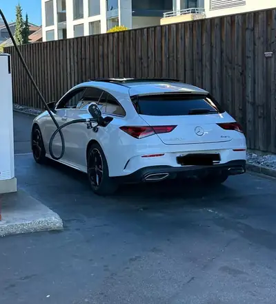 Mercedes-Benz CLA 220 d AMG Line 4Matic — Élégance diesel et polyvalence all-terrain — fianco