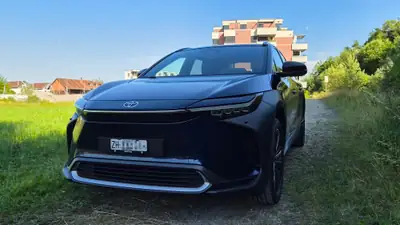 Toyota BZ4X Premium AWD — SUV électrique performant, seulement 23 000 km — rear view