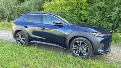 Toyota BZ4X Premium AWD — SUV électrique performant, seulement 23 000 km — exterior view