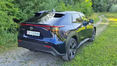 Toyota BZ4X Premium AWD — SUV électrique performant, seulement 23 000 km — side view