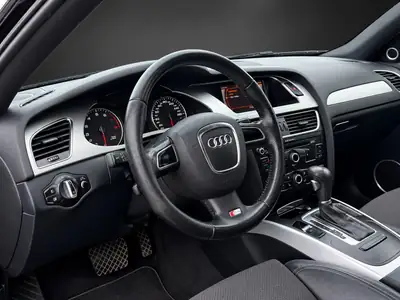 Audi A4 Limousine S-Line 2.0 TFSI — Berline sportive, 211 ch, équipement premium — Miniature 8