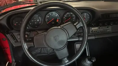 Porsche 911 Carrera 3.2 — Icône des années 1980, véhicule vétéran authentique — arrière