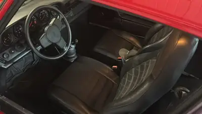Porsche 911 Carrera 3.2 — Icône des années 1980, véhicule vétéran authentique — intérieur