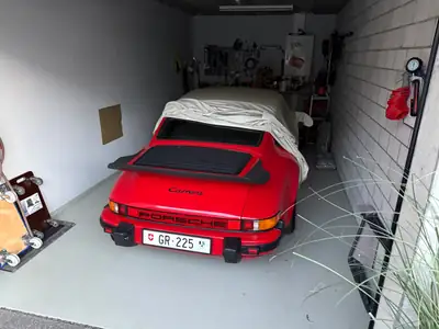 Porsche 911 Carrera 3.2 — Icône des années 1980, véhicule vétéran authentique — tableau de bord