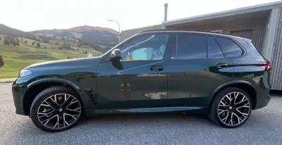 BMW X5M M Competition 2025 — Monstre de 625 ch en British Racing Green, 22'000 km seulement — Seitenansicht