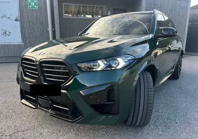 BMW X5M M Competition 2025 — Monstre de 625 ch en British Racing Green, 22'000 km seulement — Außenansicht