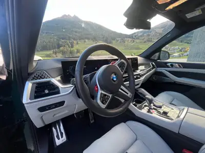 BMW X5M M Competition 2025 — Monstre de 625 ch en British Racing Green, 22'000 km seulement — Innenraum