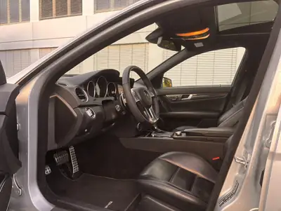Mercedes-Benz C 63 AMG T-Modell — Performance V8 revalorisé, sans sinistre — tableau de bord