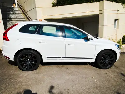 Volvo XC60 2.4 D5 Summum AWD — SUV premium diesel, révisions Volvo à jour — side view