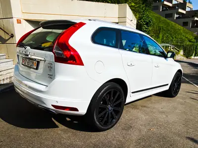 Volvo XC60 2.4 D5 Summum AWD — SUV premium diesel, révisions Volvo à jour — rear view