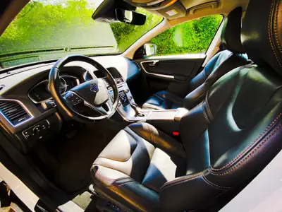 Volvo XC60 2.4 D5 Summum AWD — SUV premium diesel, révisions Volvo à jour — dashboard