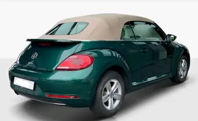 VW Beetle Cabrio 1.4 TSI — British Racing Green métallisé, décapotable iconique — arrière