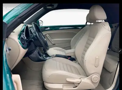 VW Beetle Cabrio 1.4 TSI — British Racing Green métallisé, décapotable iconique — intérieur