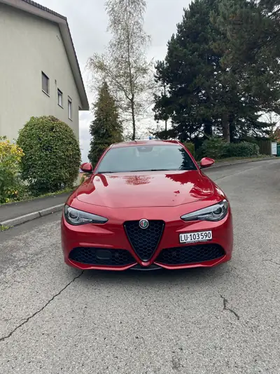 Alfa Romeo Giulia 2.0 Q4 Veloce — Berline sportive allemande 280 ch, rouge métallisé — exterior view