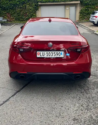 Alfa Romeo Giulia 2.0 Q4 Veloce — Berline sportive allemande 280 ch, rouge métallisé — rear view