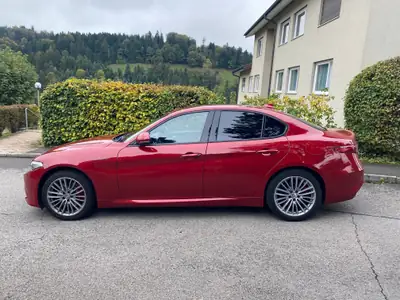 Alfa Romeo Giulia 2.0 Q4 Veloce — Berline sportive allemande 280 ch, rouge métallisé — side view