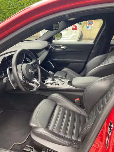 Alfa Romeo Giulia 2.0 Q4 Veloce — Berline sportive allemande 280 ch, rouge métallisé — interior