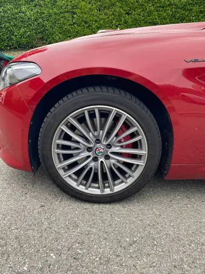 Alfa Romeo Giulia 2.0 Q4 Veloce — Berline sportive allemande 280 ch, rouge métallisé — dashboard
