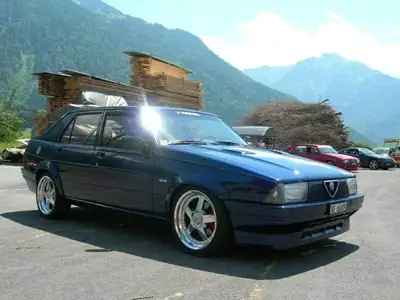 Alfa Romeo 75 1.8 Turbo — Berline sportive des années 80, entièrement restaurée — side view