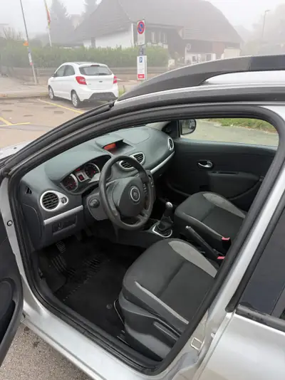 Renault Clio 1.2 16V Expression — Citadine polyvalente break, 135000 km — dashboard