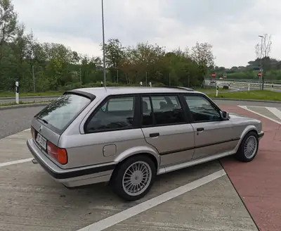 BMW 325 IX Break 1990 — Spacieuse break familiale avec transmission intégrale, 228000 km — side view