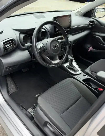 Toyota Yaris 1.5 VVT-i HSD Trend — Hybride économe, 17 800 km seulement — Armaturenbrett