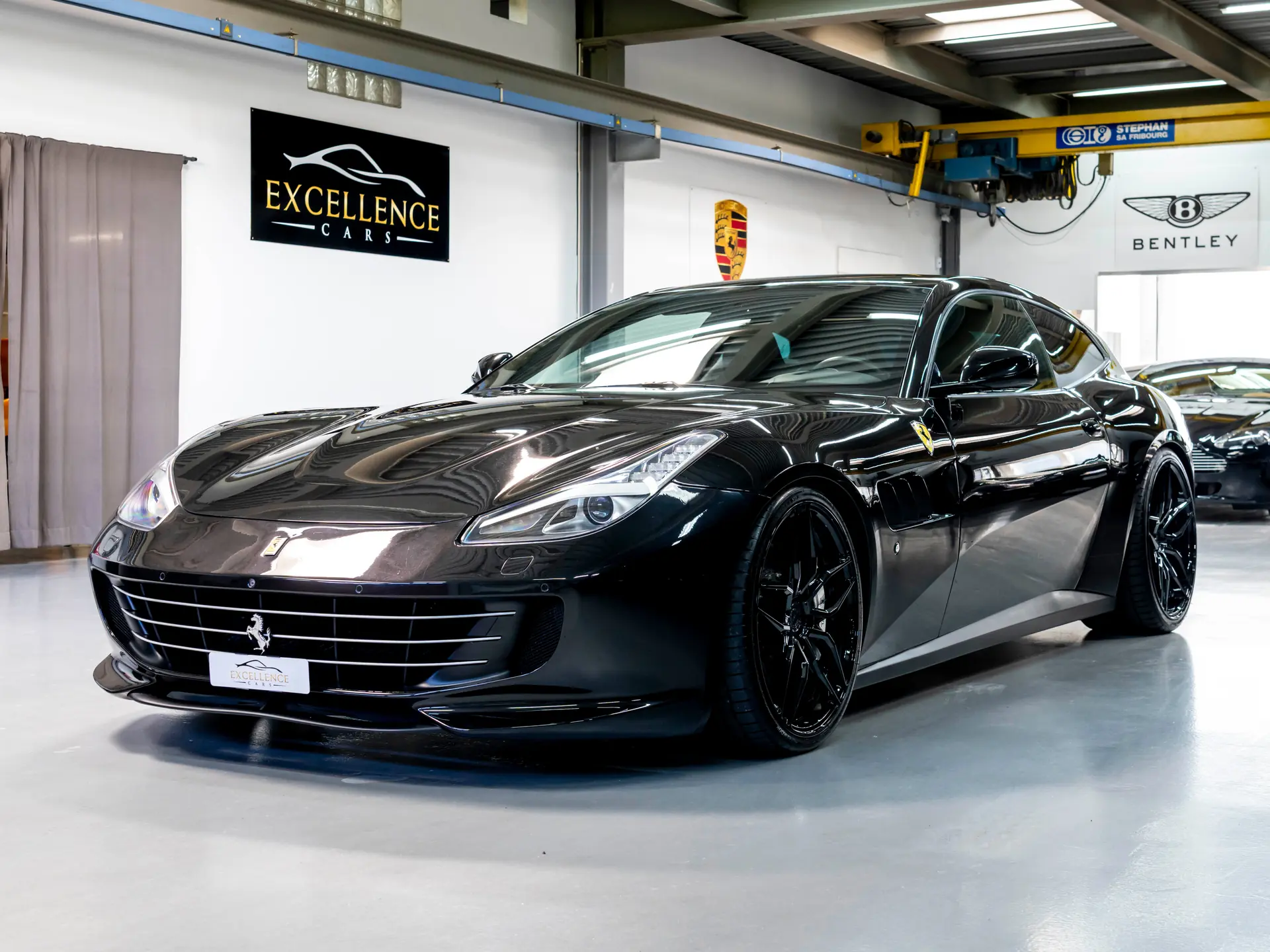 Ferrari GTC 4 Lusso 2016 — Grand Turismo 690 ch, jantes concaver et suspension abaissée
