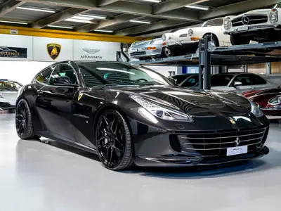 Ferrari GTC 4 Lusso 2016 — Grand Turismo 690 ch, jantes concaver et suspension abaissée — Heckansicht