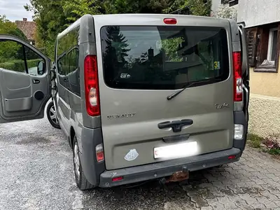 Renault Trafic dCi 115 — Van utilitaire 8 places, moteur fiable et spacieux — side view