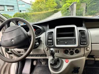 Renault Trafic dCi 115 — Van utilitaire 8 places, moteur fiable et spacieux — interior