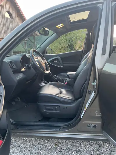 Toyota RAV-4 2.2 D-4D 150 — SUV robuste, diesel économique, 5 places — Heckansicht