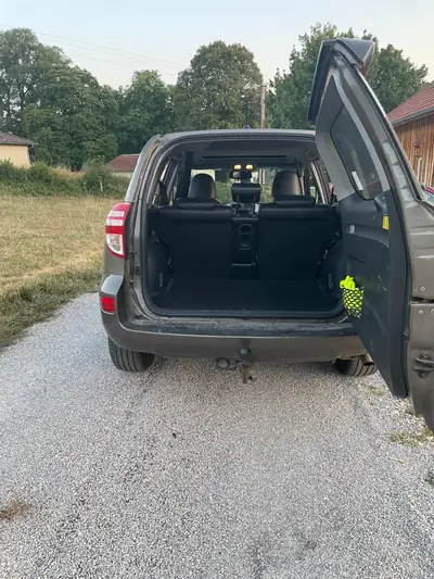 Toyota RAV-4 2.2 D-4D 150 — SUV robuste, diesel économique, 5 places — Seitenansicht