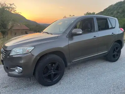 Toyota RAV-4 2.2 D-4D 150 — SUV robuste, diesel économique, 5 places — Außenansicht