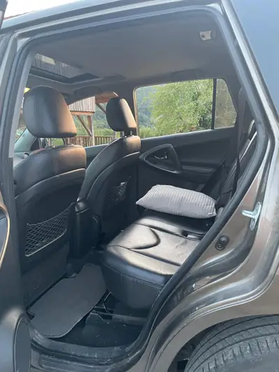 Toyota RAV-4 2.2 D-4D 150 — SUV robuste, diesel économique, 5 places — Innenraum