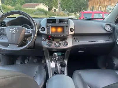 Toyota RAV-4 2.2 D-4D 150 — SUV robuste, diesel économique, 5 places — Armaturenbrett