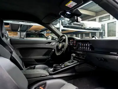 Porsche 911 Carrera GT3 PDK 2025 — Légendaire sportive avec Pack Weissach, 10'900 km seulement — Miniature 24