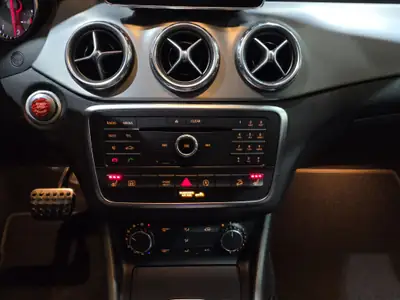 Mercedes-Benz GLA 250 AMG Line 4Matic — SUV Compact Premium, Traction Intégrale — Miniature 13