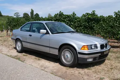BMW 325i Coupé 1992 — Classique de prestige, statut de véhicule vétéran — rear view
